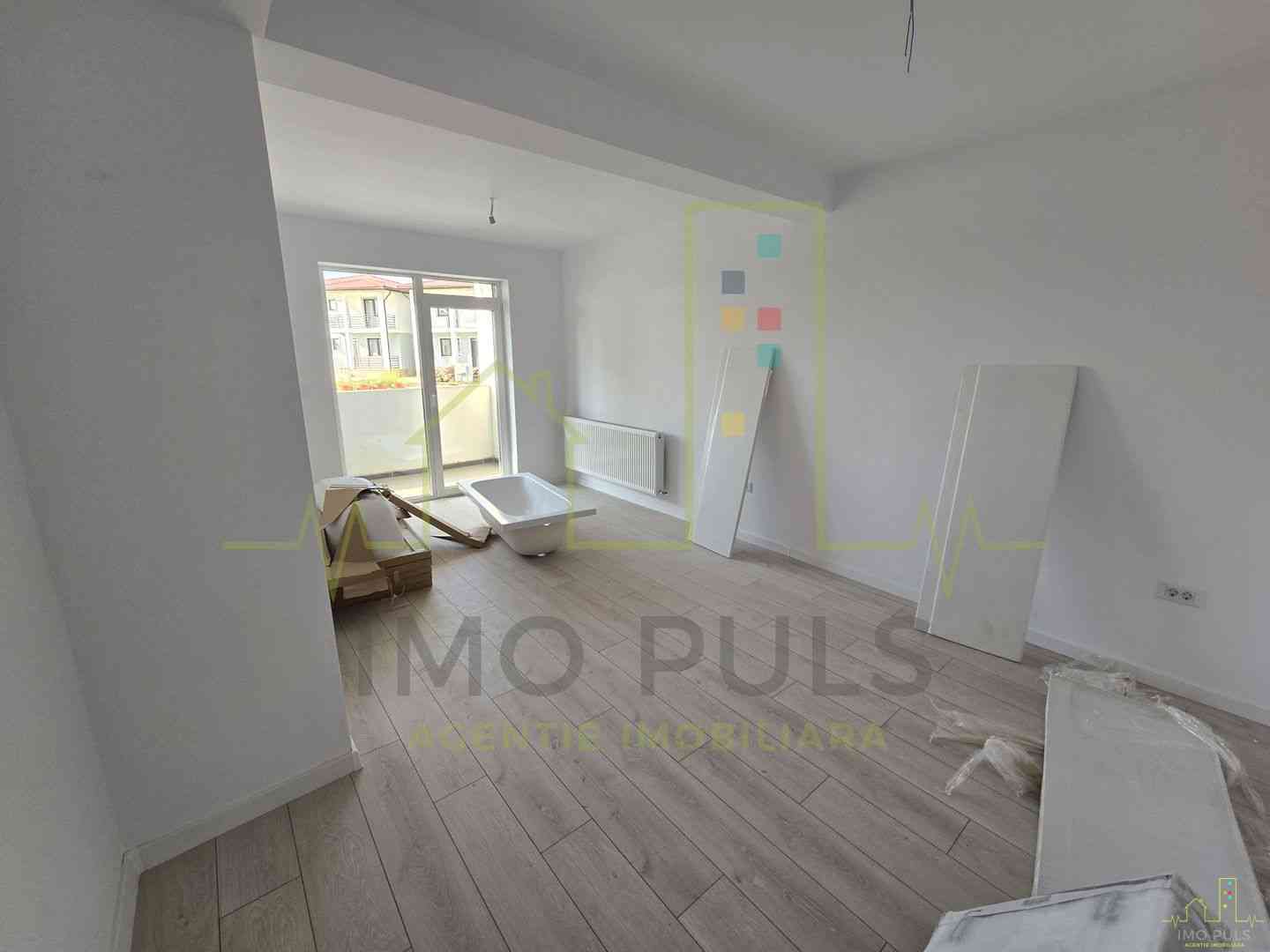 Apartament la parter cu balcon. ...