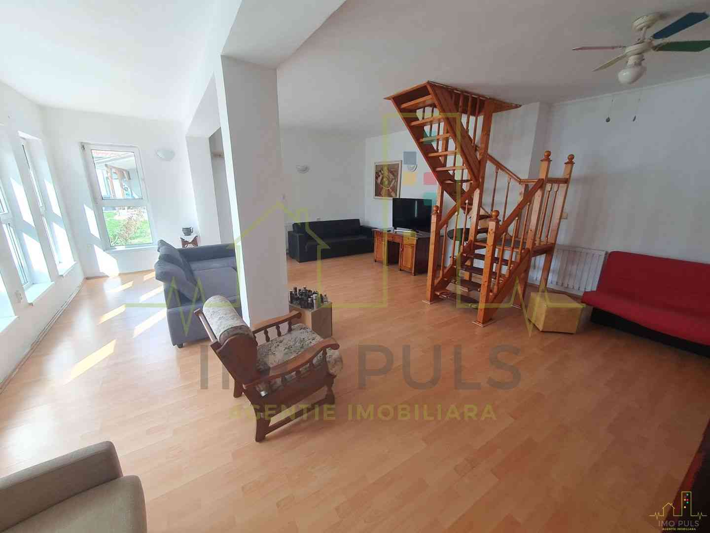 Casa individuala. 2 fronturi de ...