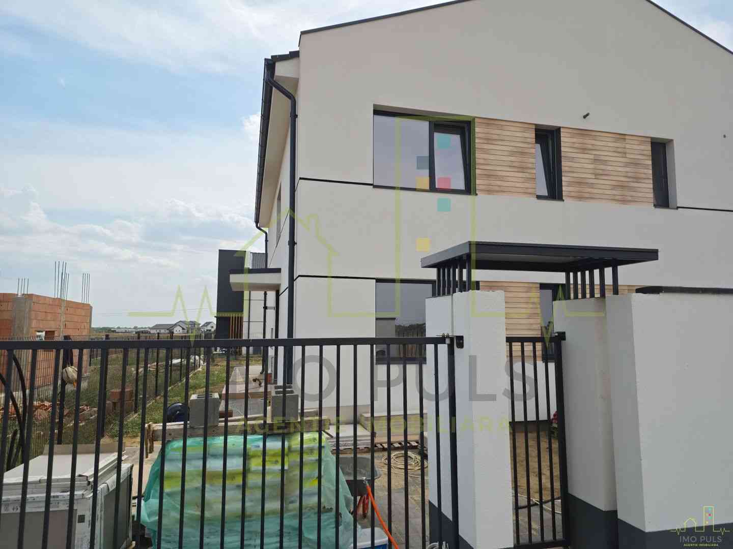 1/2 Duplex. 5 Camere. 3 Bai. Pan...